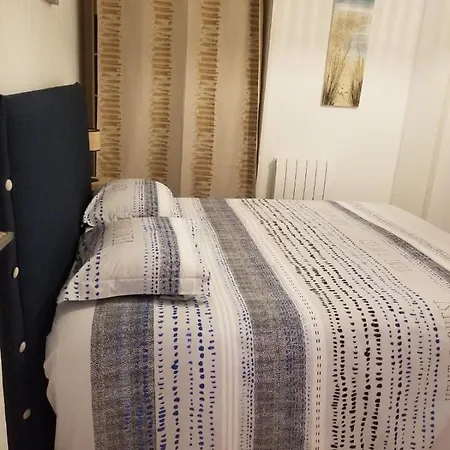 Superbe T3 Avec Parking Et Terrasse En Plein Centre-ville דירה לורדה